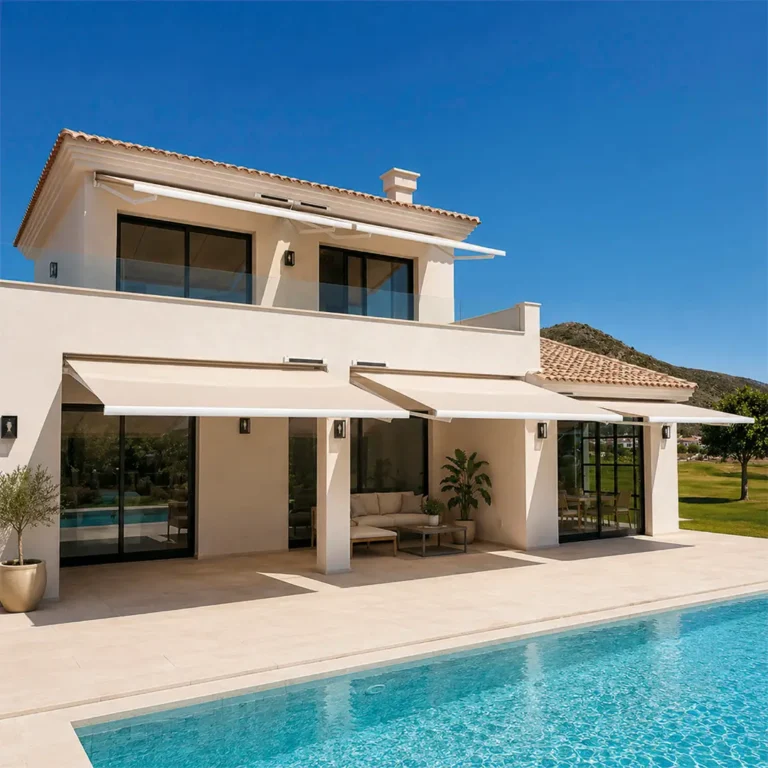 Toldos VEXOR de brazos extensibles instalados en fachada de vivienda con piscina